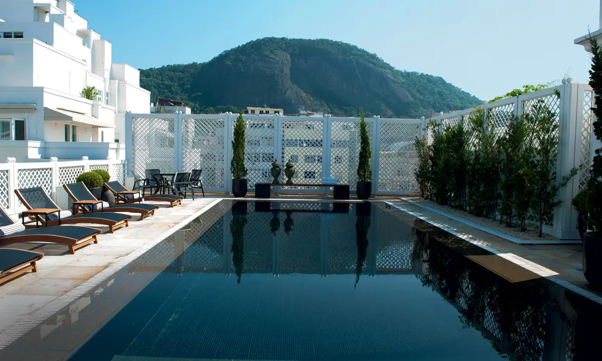 Black Pool no sexto andar do Copacabana Palace, com vista para o Morro do Cantagalo