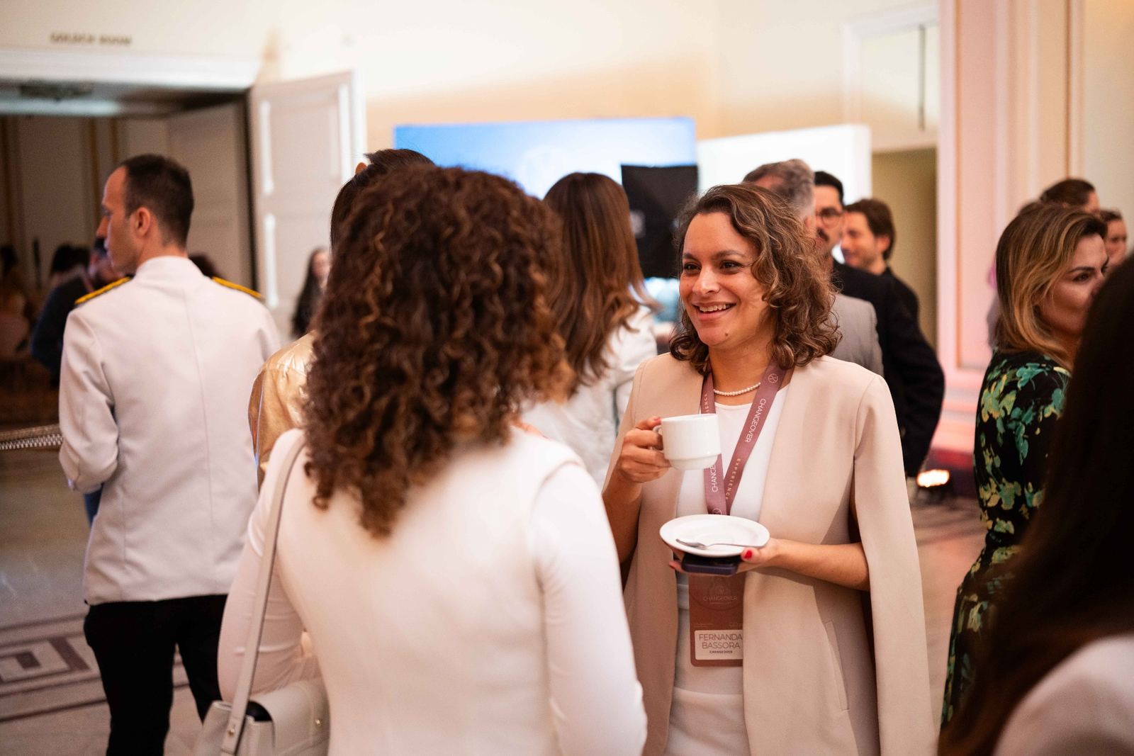 Participantes conversando durante momento de networking do evento