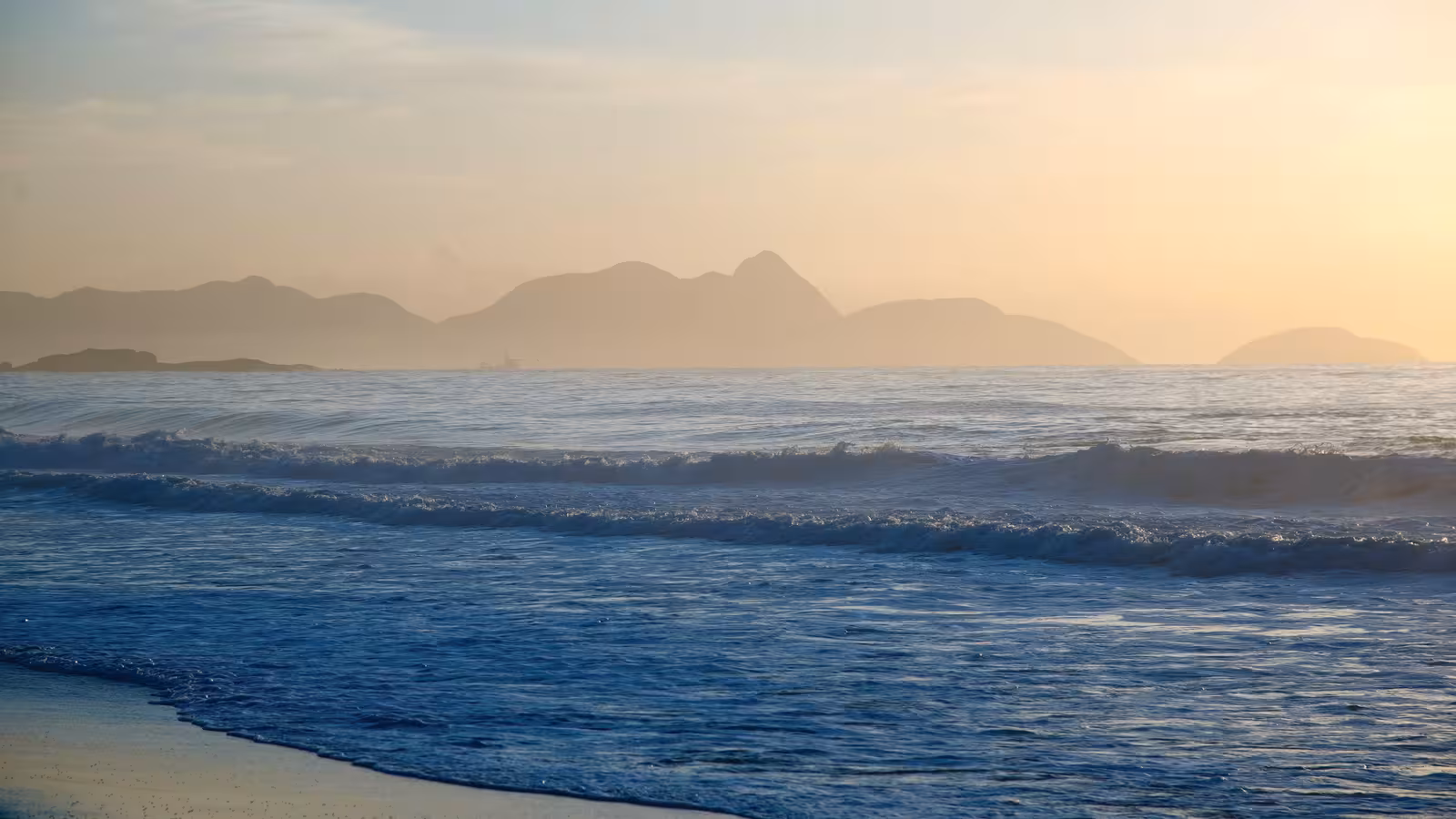 Praia de Copacabana ao nascer do sol